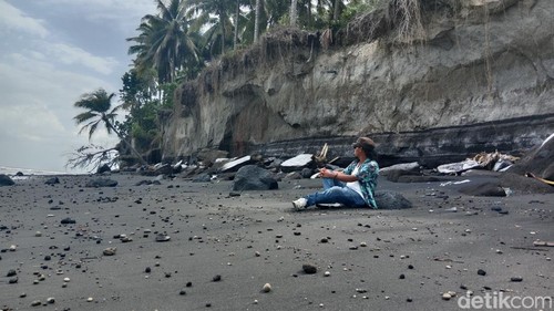 Kondisi lahan warga yang terdampak abrasi di Pantai Gaga, Desa Korleko, Kecamatan Labuhan Haji, Lombok Timur, NTB, Selasa (16/12/2025). (Foto: Sanusi Ardi W/detikBali)