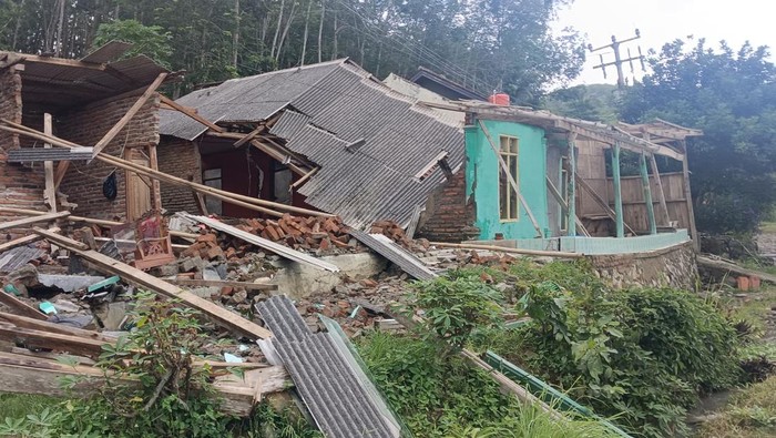 Bencana Pergerakan Tanah Lumpuhkan Akses Warga di Sukabumi