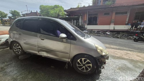 Kondisi terkini kendaraan dan rumah jebol pascabanjir di Desa Batuan, Kecamatan Sukawati, Selasa (16/12/2025).
