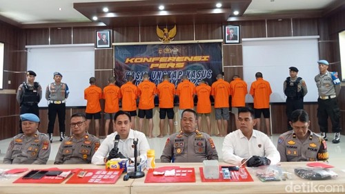 Konferensi pers pengungkapan kasus narkoba di Mapolres Lombok Barat, Selasa (16/12/2025). (Foto: M Zahiruddin/detikBali)