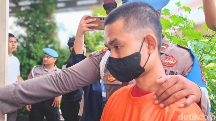 Polres Tarakan memusnahkan sabu seberat lebih dari 3 kilogram, Selasa (16/12/2025). Tersangka Anwar Syahrir (AS) dihadirkan dalam kegiatan itu.
