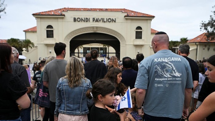 Pantai Bondi, Sydney, diselimuti suasana duka pasca insiden penembakan massal yang terjadi saat perayaan Hari Raya Yahudi Hanukkah. Warga tampak mendatangi lokasi kejadian untuk memberikan penghormatan dengan meletakkan bunga dan menyalakan lilin, Selasa (16/12/2025). REUTERS/Flavio Brancaleone