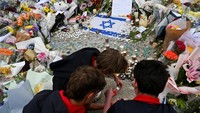 Aksi penghormatan ini menjadi simbol kebersamaan warga Sydney dalam menghadapi peristiwa yang mengguncang komunitas setempat. REUTERS/Flavio Brancaleone