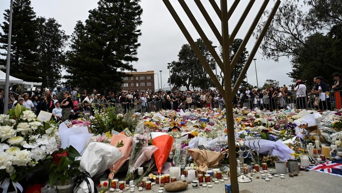 Pantai Bondi, Sydney, diselimuti suasana duka pasca insiden penembakan massal yang terjadi saat perayaan Hari Raya Yahudi Hanukkah. Warga tampak mendatangi lokasi kejadian untuk memberikan penghormatan dengan meletakkan bunga dan menyalakan lilin, Selasa (16/12/2025). REUTERS/Flavio Brancaleone