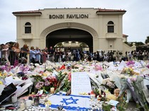 Lilin dan Bunga Warnai Pantai Bondi Pasca Penembakan Massal