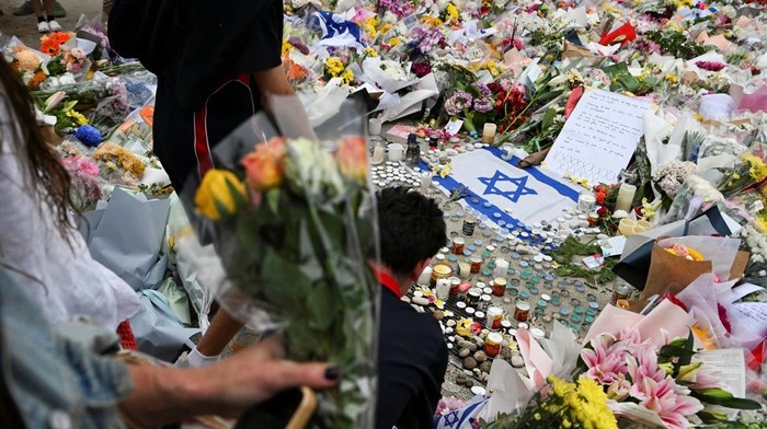Pantai Bondi, Sydney, diselimuti suasana duka pasca insiden penembakan massal yang terjadi saat perayaan Hari Raya Yahudi Hanukkah. Warga tampak mendatangi lokasi kejadian untuk memberikan penghormatan dengan meletakkan bunga dan menyalakan lilin, Selasa (16/12/2025). REUTERS/Flavio Brancaleone