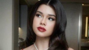 Gaun merah ini seolah jadi statement kuat tentang sisi glam Maria Theodore. Foto: Instagram Maria Theodore