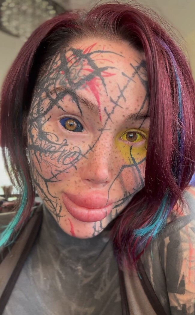 Tak berhenti di situ, Mary pun mentato wajahnya hingga bola matanya. Tindakan ekstrem tersebut bahkan memicu kebutaan. Di tahun-tahun terakhir kehidupannya, wanita 33 tahun itu  kerap menyuarakan penyesalan atas tindakan body modification dan operasi plastik ekstrem.  Foto: dok. Instagram @marymagdalenedied