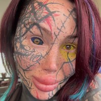 Tak berhenti di situ, Mary pun mentato wajahnya hingga bola matanya. Tindakan ekstrem tersebut bahkan memicu kebutaan. Di tahun-tahun terakhir kehidupannya, wanita 33 tahun itu  kerap menyuarakan penyesalan atas tindakan body modification dan operasi plastik ekstrem.  Foto: dok. Instagram @marymagdalenedied