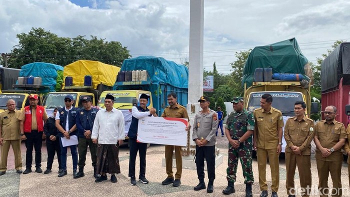 Mensos Serahkan Bantuan Senilai Rp 9 M ke Gubernur Aceh untuk Korban Bencana