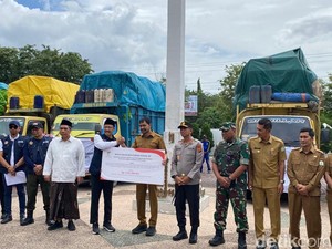 Mensos Serahkan Bantuan Senilai Rp 9 M ke Gubernur Aceh untuk Korban Bencana