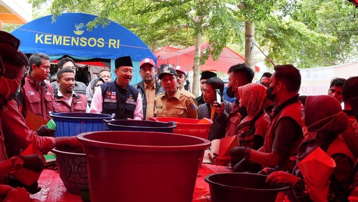 Mensos Gus Ipul Tinjau Dapur Umum Korban Banjir di Pidie Jaya Aceh
