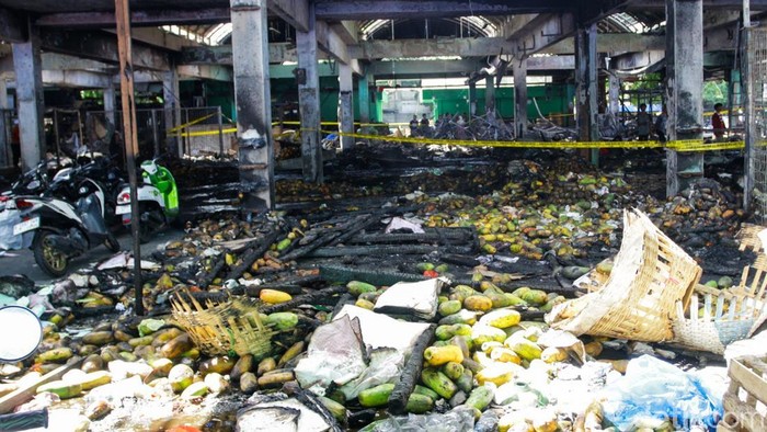 Sejumlah pedagang di Pasar Induk Kramat Jati, Jakarta Timur, mulai kembali berjualan meski ratusan kios hangus akibat kebakaran yang terjadi sehari sebelumnya. Aktivitas jual beli perlahan kembali terlihat di tengah sisa-sisa puing kebakaran, Selasa (16/12/2025).