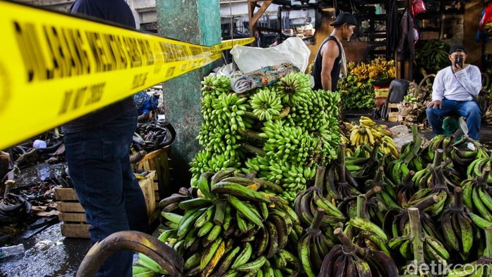 Sejumlah pedagang di Pasar Induk Kramat Jati, Jakarta Timur, mulai kembali berjualan meski ratusan kios hangus akibat kebakaran yang terjadi sehari sebelumnya. Aktivitas jual beli perlahan kembali terlihat di tengah sisa-sisa puing kebakaran, Selasa (16/12/2025).