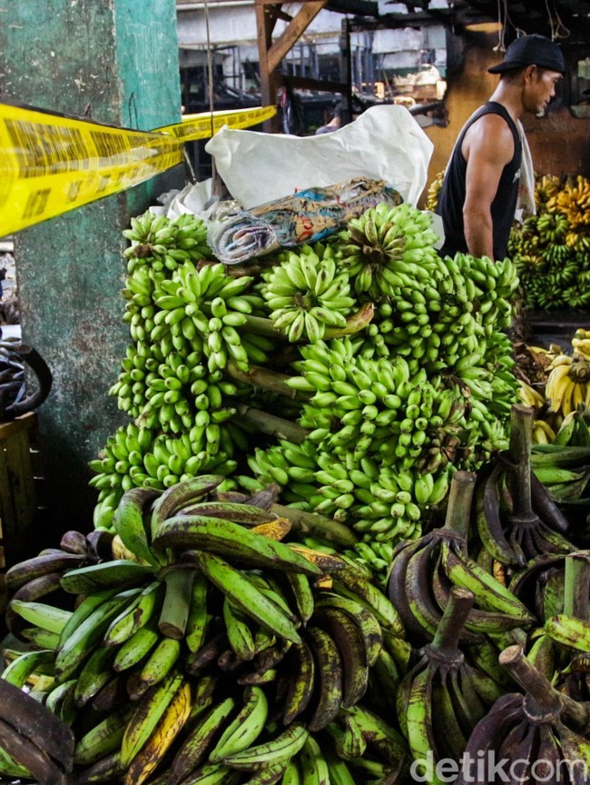 Meski Kios Hangus, Pedagang Pasar Kramat Jati Bertahan Berjualan