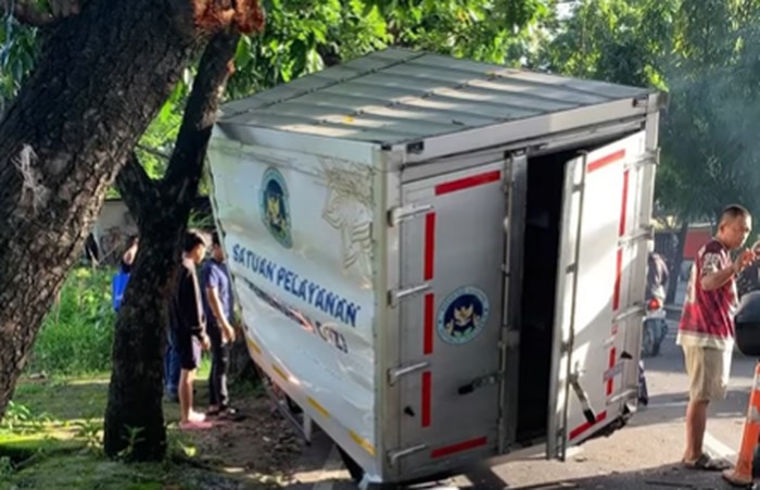 Viral Mobil MBG Kecelakaan di Depok, Boksnya Sampai Lepas!