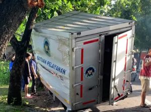 Viral Mobil MBG Kecelakaan di Depok, Boksnya Sampai Lepas!