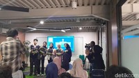 Ia menambahkan, penting untuk belajar beradaptasi dengan rekan kerja yang beda generasi, sistem kerja, dan teknologi, termasuk dengan kecerdasan buatan (artificial intelligence/AI). Foto: Siti Nur Salsabilah Silambona