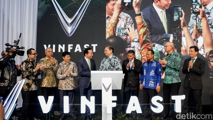 Menteri Koordinator Bidang Perekonomian Airlangga Hartarto dan CEO VinFast Asia, Pham Sanh Chau, meresmikan fasilitas produksi kendaraan listrik Vinfast di Subang, Jawa Barat, Senin (15/12/2025). Peresmian ini sebagai tonggak penting ekspansi manufaktur global perusahaan.
