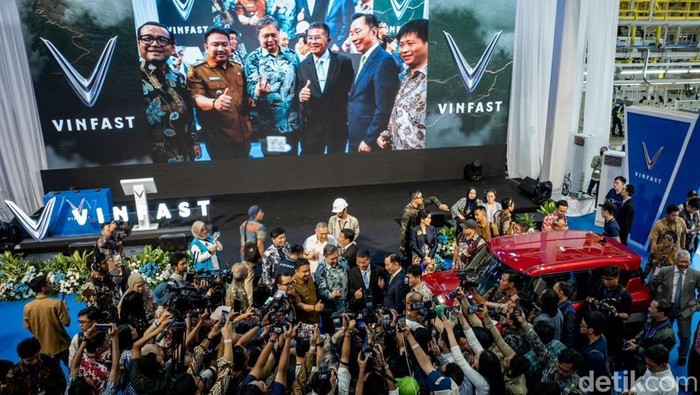 Menteri Koordinator Bidang Perekonomian Airlangga Hartarto dan CEO VinFast Asia, Pham Sanh Chau, meresmikan fasilitas produksi kendaraan listrik Vinfast di Subang, Jawa Barat, Senin (15/12/2025). Peresmian ini sebagai tonggak penting ekspansi manufaktur global perusahaan.