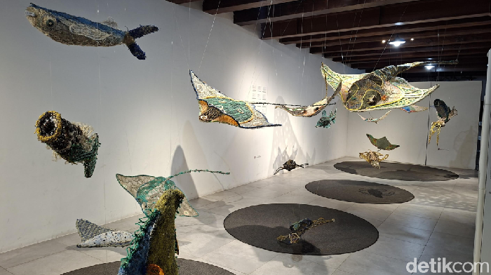 Gemas! Terpikat Instalasi Seni dari Jaring Sampah di Museum Bahari