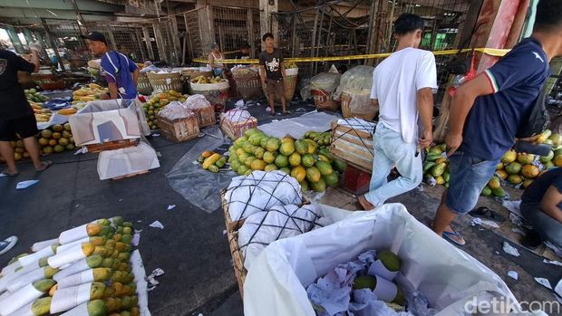 Pedagang buah terdampak kebakaran kembali berjualan di Pasar Induk Kramat Jati, Selasa (16/12/2025). (Brigitta/detikcom)