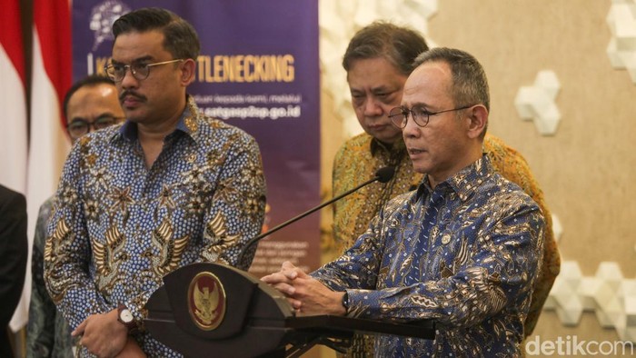 Menteri Koordinator Bidang Perekonomian Airlangga Hartarto memberikan keterangan pers di Kemenko Perekonomian, Jakarta, Selasa (16/12/2025). Relaksasi KUR ini akan dituangkan dalam Peraturan Pemerintah (PP) khusus relaksasi KUR debitur di Sumbar, Aceh, dan Sumut yang terdampak bencana.