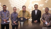 Menteri Koordinator Bidang Perekonomian Airlangga Hartarto memberikan keterangan pers di Kemenko Perekonomian, Jakarta, Selasa (16/12/2025).
