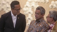 Dari Desember 2025 hingga Maret 2026, debitur diperbolehkan untuk tidak membayar angsuran. Jadi lembaga keuangan apapun baik perbankan hingga asuransi juga tidak mendapatkan angsuran atau klaim. Dalam hal ini akan ada subsidi yang ditanggung pemerintah. Pemerintah memberikan relaksasi periode tertentu hingga potensi penghapusan pembiayaan bagi debitur KUR existing, khususnya bagi pelaku usaha yang tidak dapat melanjutkan kegiatan usahanya akibat kerusakan parah.