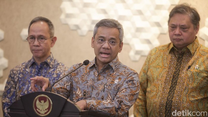 Menteri Koordinator Bidang Perekonomian Airlangga Hartarto memberikan keterangan pers di Kemenko Perekonomian, Jakarta, Selasa (16/12/2025). Relaksasi KUR ini akan dituangkan dalam Peraturan Pemerintah (PP) khusus relaksasi KUR debitur di Sumbar, Aceh, dan Sumut yang terdampak bencana.