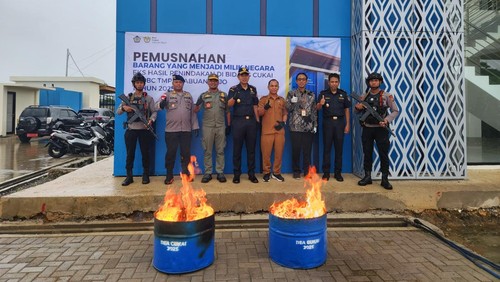 Pemusnahan rokok ilegal secara di halaman Kantor Bea Cukai Labuan Bajo, Selasa (16/12/2025) (Dok. Kantor Bea Cukai Labuan Bajo)