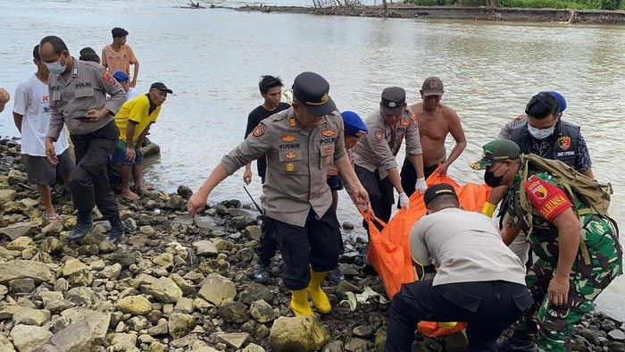 Mayat Laki-laki Ditemukan di Pantai Banyuwangi Tertimbun Sampah