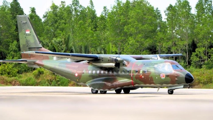 Pesawat CN-295 yang akan terbang ke Krayan. (TNI AU Anang Busra)