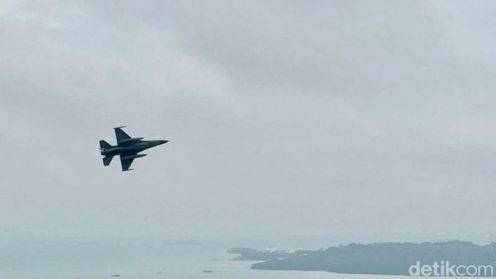 Pesawat Tempur Bolak-balik Terbang di Langit Batam, Ada Apa?