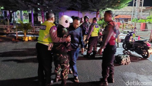 Petugas saat menangkap tiga terduga pelaku curanmor antar wilayah di Pelabuhan Gilimanuk, Jembrana, Selasa (16/12/2025).