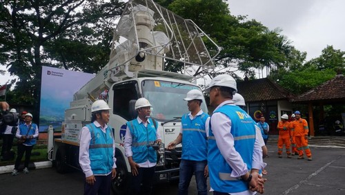 Pimpinan dan Management PT PLN (Persero) UID Bali saat melakukan pengecekan kesiapan armada pendukung siaga Nataru pada Selasa (16/12/2025). (Dok. PT PLN (Persero) UID Bali)