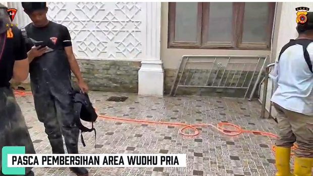 Polisi Bersihkan Masjid Raya Al'Furqan Aceh Tamiang