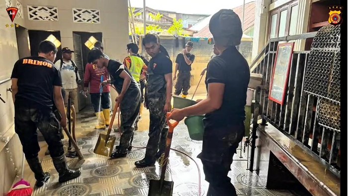 Aksi Polisi Bersihkan Masjid Raya AlFurqan Aceh Tamiang, Warga Kini Bisa Salat