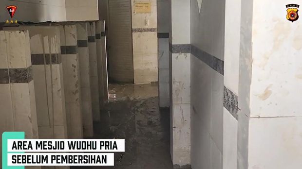 Polisi Bersihkan Masjid Raya Al'Furqan Aceh Tamiang