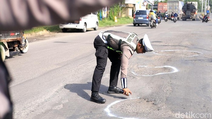 Polisi Tandai Lubang Jalan Daendels Gresik Pakai Cat Demi Keselamatan