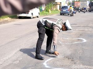 Polisi Tandai Lubang Jalan Daendels Gresik Pakai Cat Demi Keselamatan
