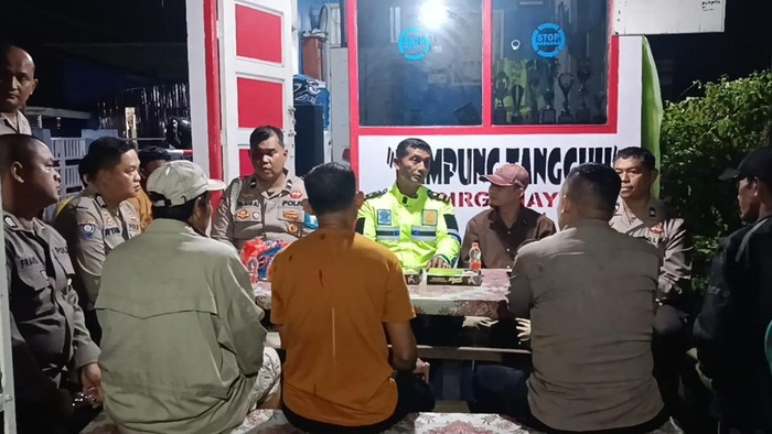 Polres Dumai Ngeronda Bareng Warga di Satkamling, Sosialisasi 110