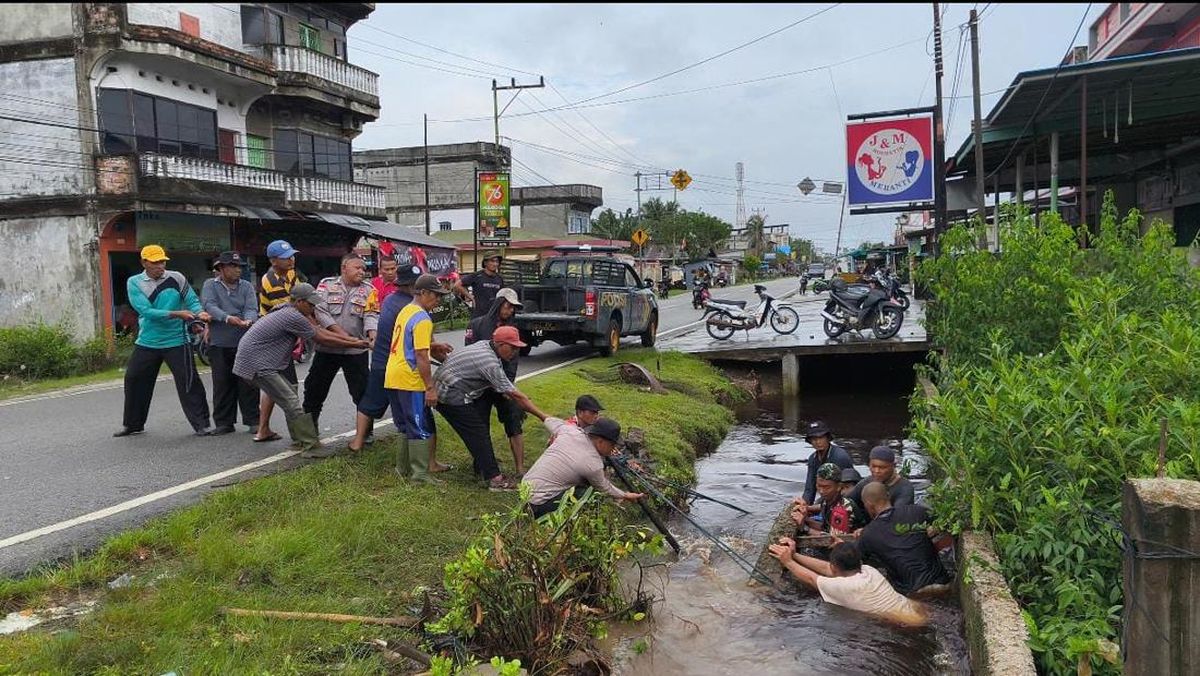 Polisi dan Warga di Meranti Gotong Royong Bersihkan Selokan ...