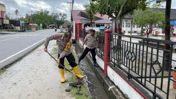 Polsek Tebing Tinggi bersama warga gotong royong membersihkan saluran air. Polsek Tebing Tinggi bersama warga gotong royong membersihkan saluran air.