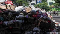 Kepala Dinas Lingkungan Hidup Kota Tangsel, Bani Khosyatullah, menjelaskan penutupan dan penyemprotan dengan bahan khusus merupakan penanganan sementara. Selain itu, Pemkot memastikan proses pengangkutan dan pengelolaan sampah berjalan optimal. 