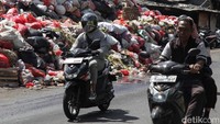Bau busuk menyerbak akibat gunungan sampah di Pasar Cimanggis.  