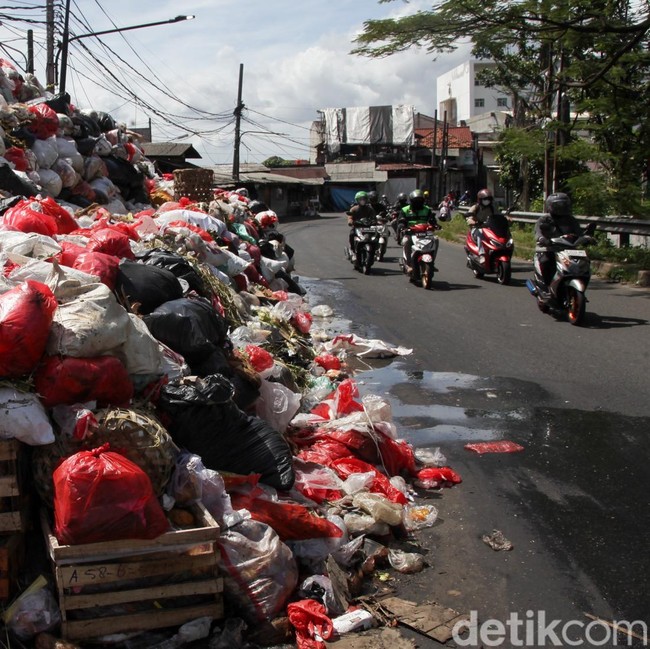 Potret Sampah di Pasar Cimanggis Tangsel Menggunung hingga Atap