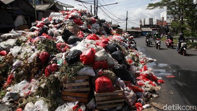 Potret Sampah di Pasar Cimanggis Tangsel Menggunung hingga Atap