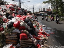 Potret Sampah di Pasar Cimanggis Tangsel Menggunung hingga Atap