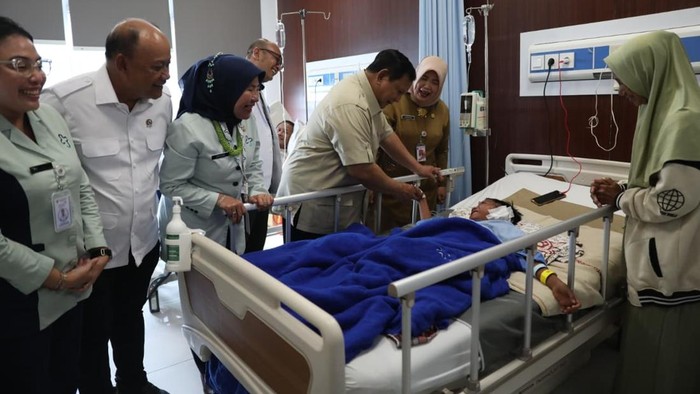 Jenguk Siswa Ditabrak Mobil MBG, Prabowo Akan Beri Ayam Goreng Favorit